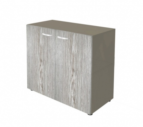 Низкий шкаф с глухими фасадами